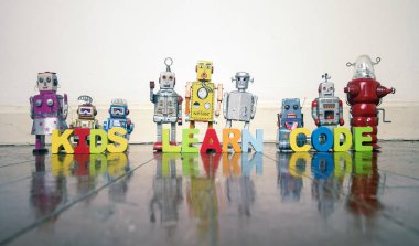 Öğrenin kod robotlar yansıması ile ahşap bir zemin üzerinde çocuklar 