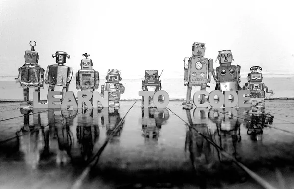Programmazione Computer Lettere Legno Giocattoli Robot Retrò Pavimento Legno Con — Foto Stock