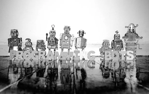 コンピューター プログラミング木製文字と木質系床反射ソラリゼーションによる白黒のレトロなロボット玩具 — ストック写真