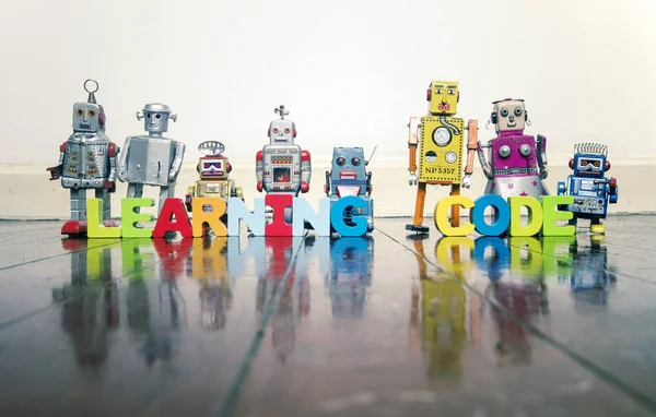 Lerncode Holzbuchstaben Und Retro Roboterspielzeug Auf Einem Holzboden Mit Spiegelung — Stockfoto