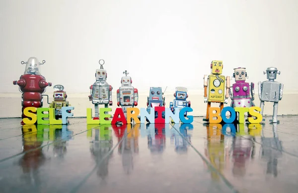 Zelf Leren Bots Houten Letters Retro Robot Speelgoed Een Houten — Stockfoto