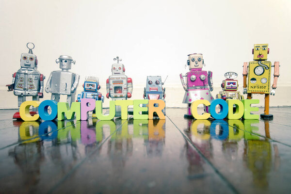 COPUTER CODE деревянные буквы и игрушки-ретро роботы на деревянном полу с подсветкой
