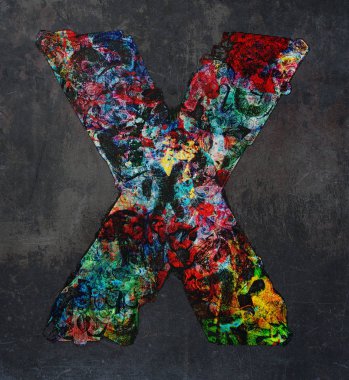 mektubu bir grafiti tarzı karanlık dokulu bir arka plan üzerinde yapmak için küçük ahşap harfler birçok 