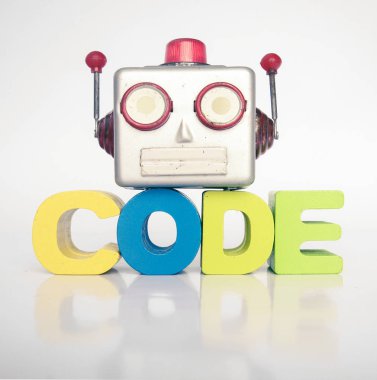 Kod kelimesi beyaz üzerinde izole edilmiş gümüş robot kafası 