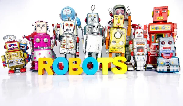 Büyük bir robot ailesi ve ahşap harfli robotlar.