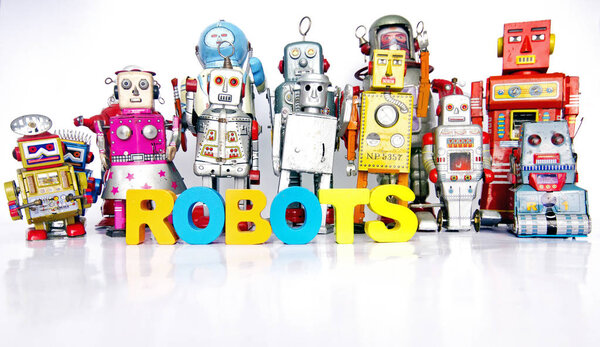 Большая семья роботов со словами Роботы с деревянными буквами