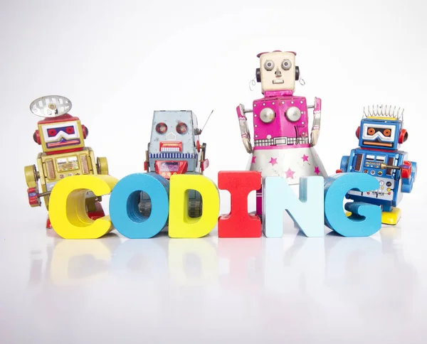 Ein Team Von Spielzeugrobotern Mit Dem Wort Codierung Isoliert Auf — Stockfoto