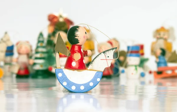 Altes Hölzernes Weihnachtsspielzeug Mit Spiegelung — Stockfoto