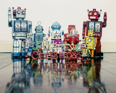 yansıması ile eski bir ahşap zemin üzerinde hediyeler ile Retro robotlar