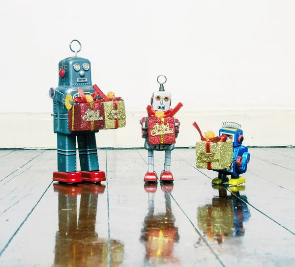 Robots Retro Con Regalos Viejo Suelo Madera Con Reflejo — Foto de Stock