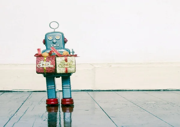 Robots Rétro Avec Des Cadeaux Sur Vieux Sol Bois Avec — Photo