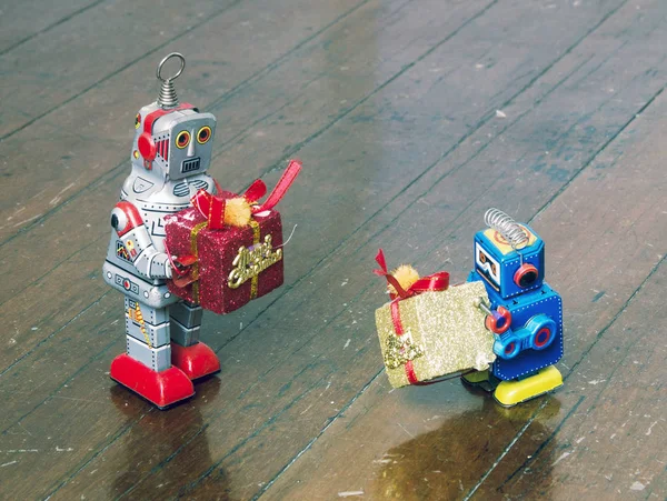 Robots Retro Con Regalos Viejo Suelo Madera Con Reflejo —  Fotos de Stock