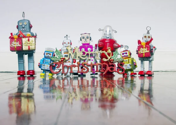 Retro Robotar Med Gåvor Ett Gammalt Trägolv Med Reflektion — Stockfoto