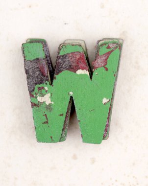 eski boyalı ahşap harf W, s eski yıpranmış kağıt üzerinde bir yığın