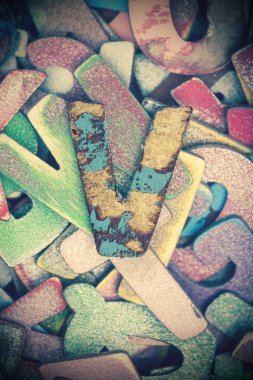 çok eski kapalı ahşap orta parlak renkli büyük harf V harfleriyle boyalı ve tonda