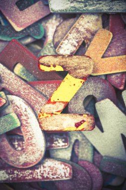 çok eski kapalı ahşap orta parlak renkli büyük harf Z harfleriyle boyalı ve tonda