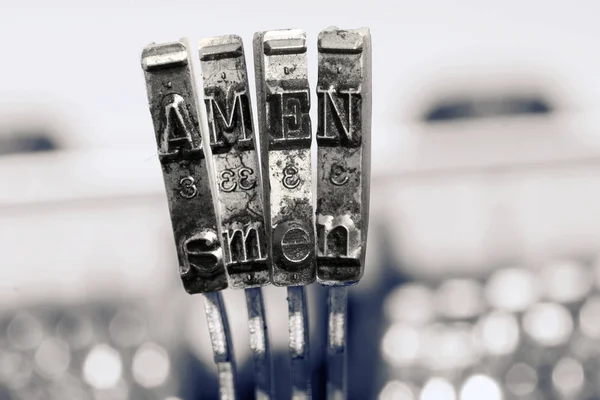 Słowo Amen ze starą maszynią do pisania — Zdjęcie stockowe