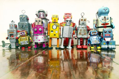 eski bir ahşap zemin üzerinde retro tin robot oyuncaklar büyük bir grup  