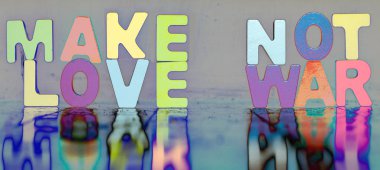 Ahşap harflerle Aşk Değil Savaş olun 