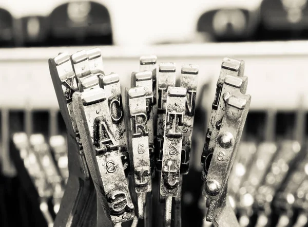 A palavra ART com velhos martelos de máquina de escrever — Fotografia de Stock