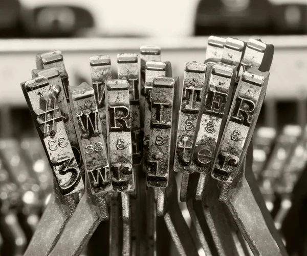 # Schrijver met oude Typewriter macro monochroom i — Stockfoto