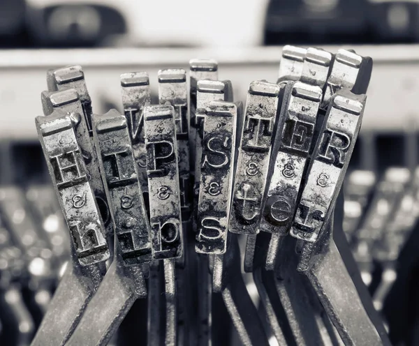 Het woord hipster met oude typwriter sleutels — Stockfoto