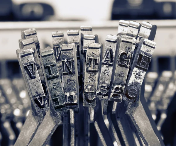 La palabra vintage con viejas teclas de máquina de escribir m — Foto de Stock