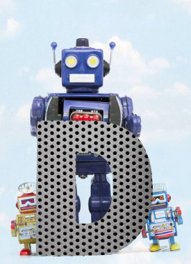 mavi gökyüzü ile büyük bir metal harf D tutan retro robotlar
