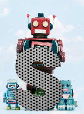 mavi gökyüzü ile büyük bir metal harf S tutan retro robotlar