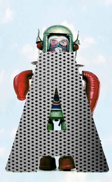Ретро-роботы держат большую металлическую букву А с голубым небом — стоковое фото