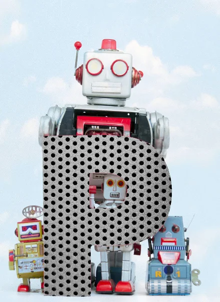 Retro-Roboter mit einem großen Metallbuchstaben p mit blauem Himmel — Stockfoto