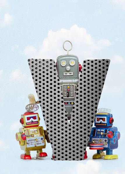 Retro-Roboter mit einem großen Metallbuchstaben v mit blauem Himmel — Stockfoto