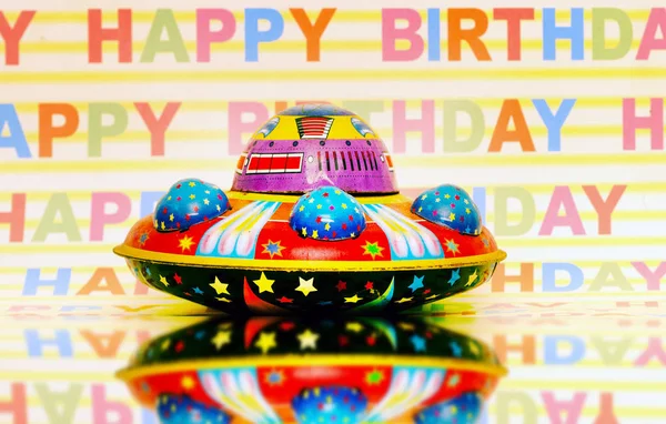 Retro UFO speelgoed met gelukkige verjaardag — Stockfoto