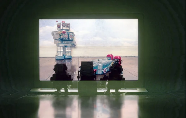 Retro roboty oglądają film science-fiction — Zdjęcie stockowe