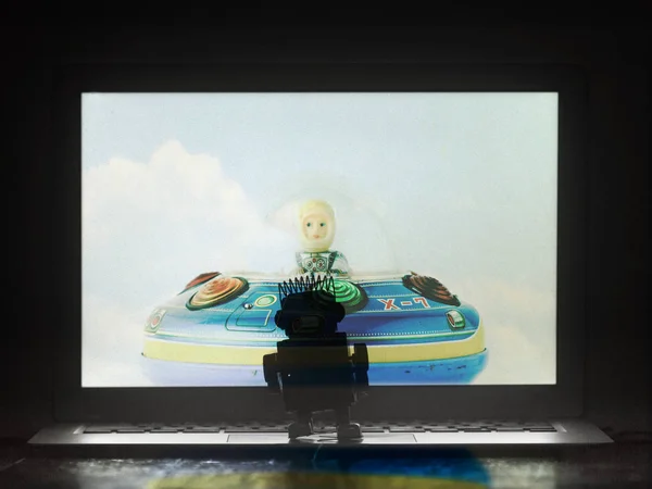 Маленький робот-іграшка дивиться науково-фантастичний фільм — стокове фото
