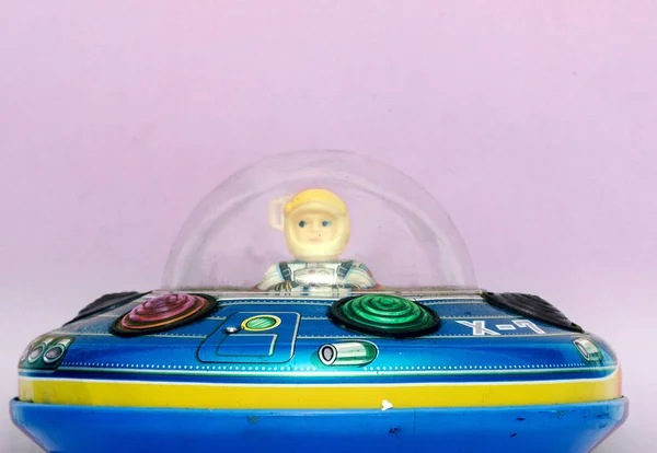 Un primo piano di am vecchio giocattolo UFO — Foto Stock
