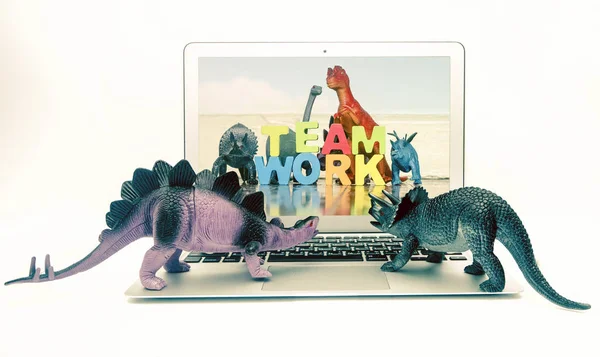 Brinquedos de dinossauro aprendendo sobre TEAM WORK — Fotografia de Stock