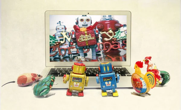 Retro Tin leksaker tittar på en där vänner celerbrating Christmas — Stockfoto