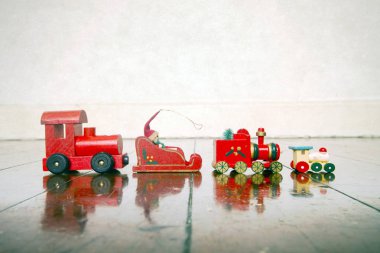 Bir dizi klasik oyuncak tren ve Noel Baba katliamı. 