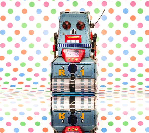 작은 파란색 복고풍 로봇 장난감 — 스톡 사진