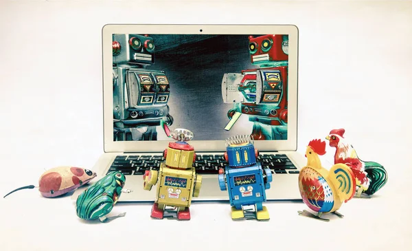 Retro robot niños viendo una lección —  Fotos de Stock