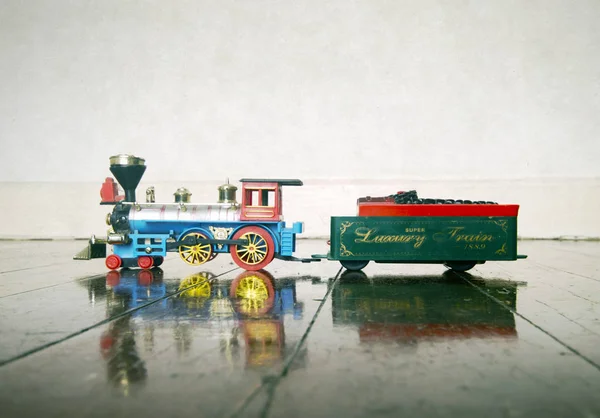 Вінтажний іграшковий поїзд і універсал на дерев'яній підлозі — стокове фото