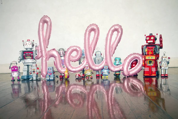 Retro robot trzyma różowy halo balon — Zdjęcie stockowe