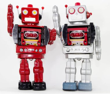 İzole edilmiş iki eski robot el sallıyor 