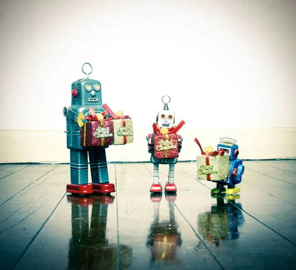 Три ретро робота з подарунками — стокове фото
