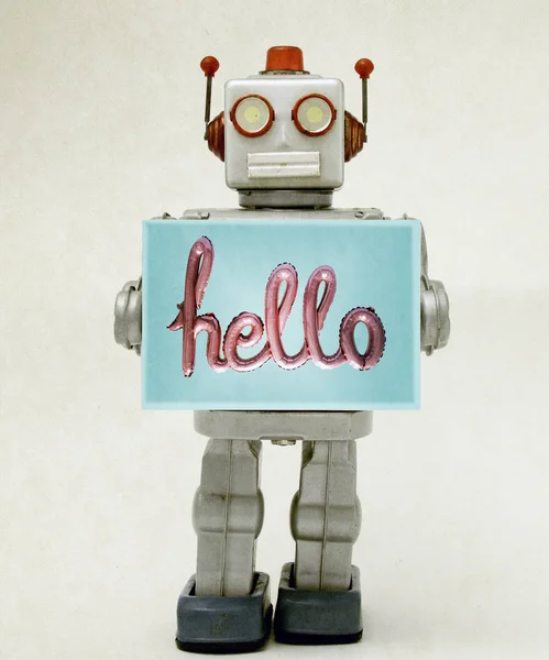 Brinquedo robô segurando um sinal de olá — Fotografia de Stock