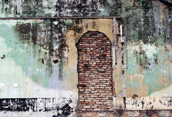 Eski duvar ve tuğlalarla örülmüş kapı. — Stok fotoğraf