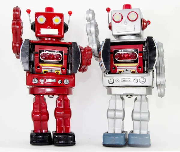 Twee retro robots zwaaien geïsoleerd — Stockfoto
