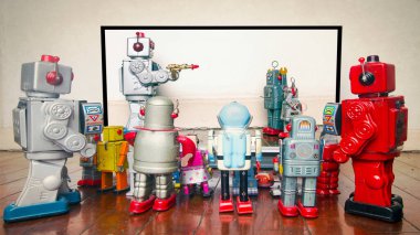 Retro robotlar polis vahşetiyle ilgili haberleri izliyor 