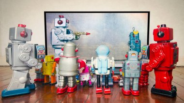 Retro robotlar polis vahşetiyle ilgili haberleri izliyor 